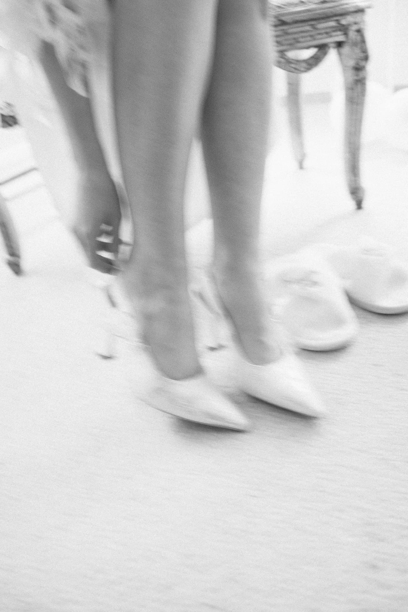 Hochzeitsfotograf Darmstadt, Brautschuhe in Bewegung, dynamischer Schwarz-Weiß-Moment
