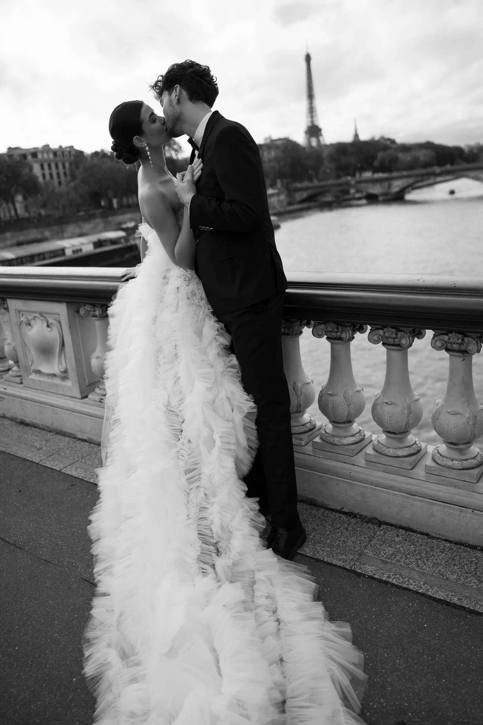 Hochzeitsfotograf Darmstadt – Brautpaar in einem intimen Moment bei elegantem Abendlicht, natürliche Hochzeitsreportage