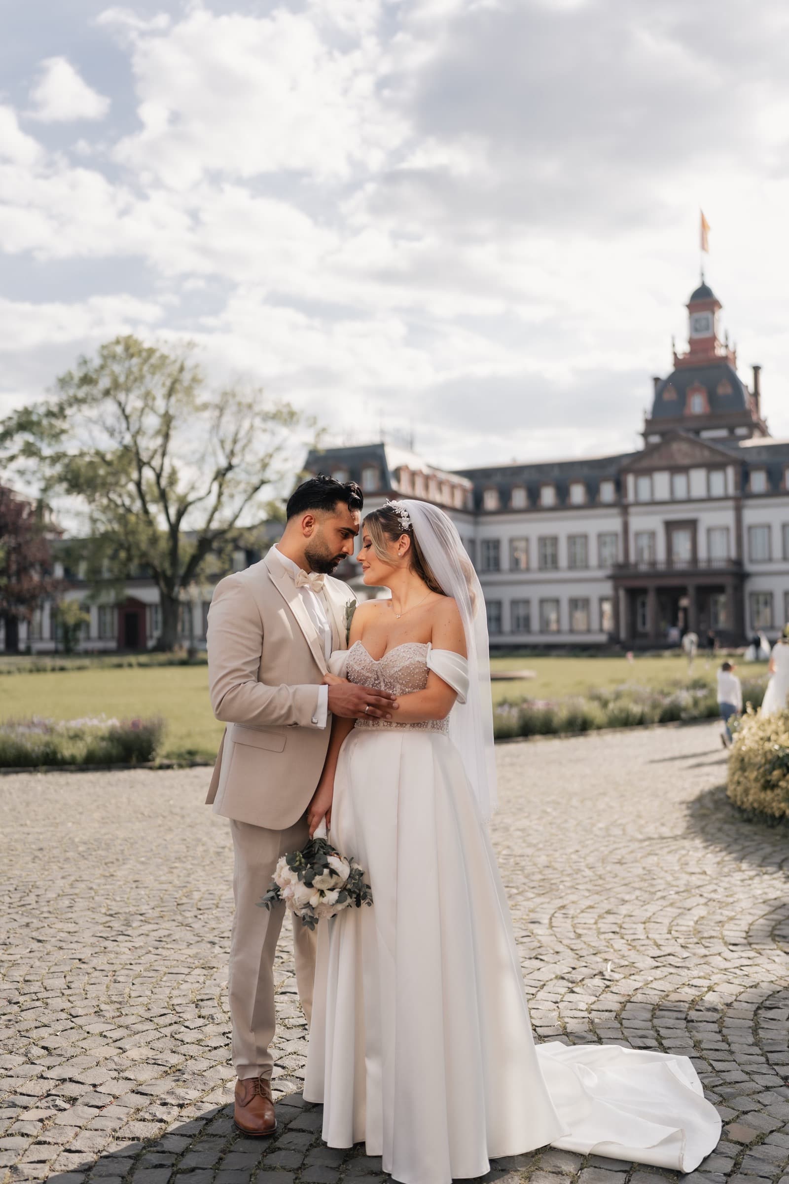 Hochzeitsfotograf Rhein-Main – Brautpaar vor Schloss Philippsruhe in Hanau