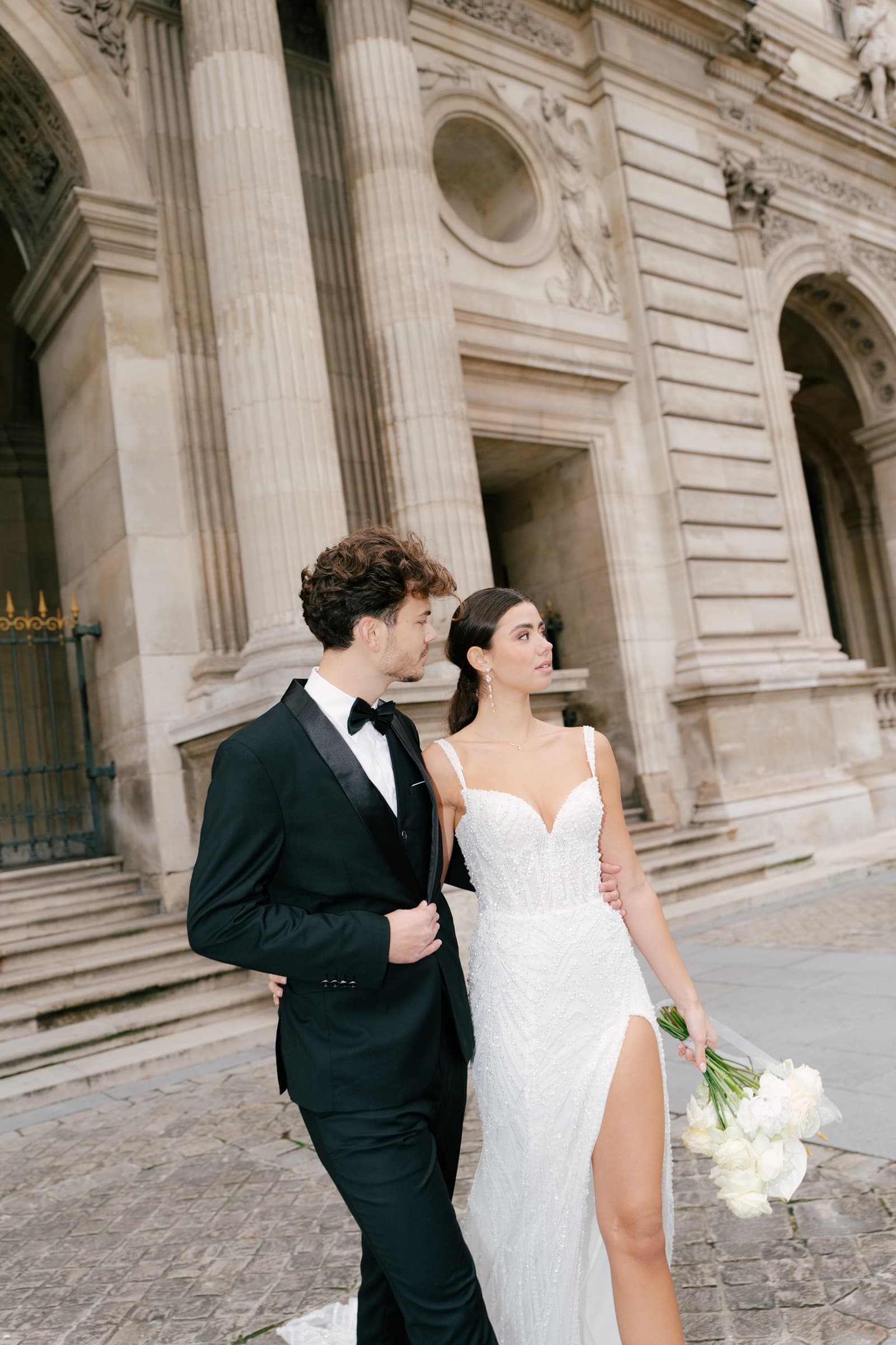 Hochzeitsfotograf Wiesbaden – Braut im natürlichen Licht, zeitlose und elegante Hochzeitsreportage