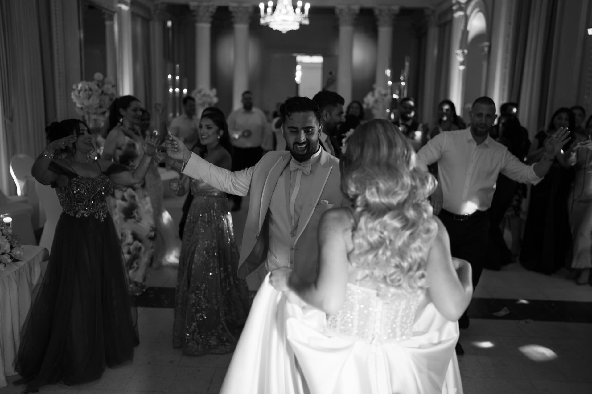 Hochzeitsfotografie Darmstadt – natürliche Gesten und Nähe zwischen Braut und Bräutigam