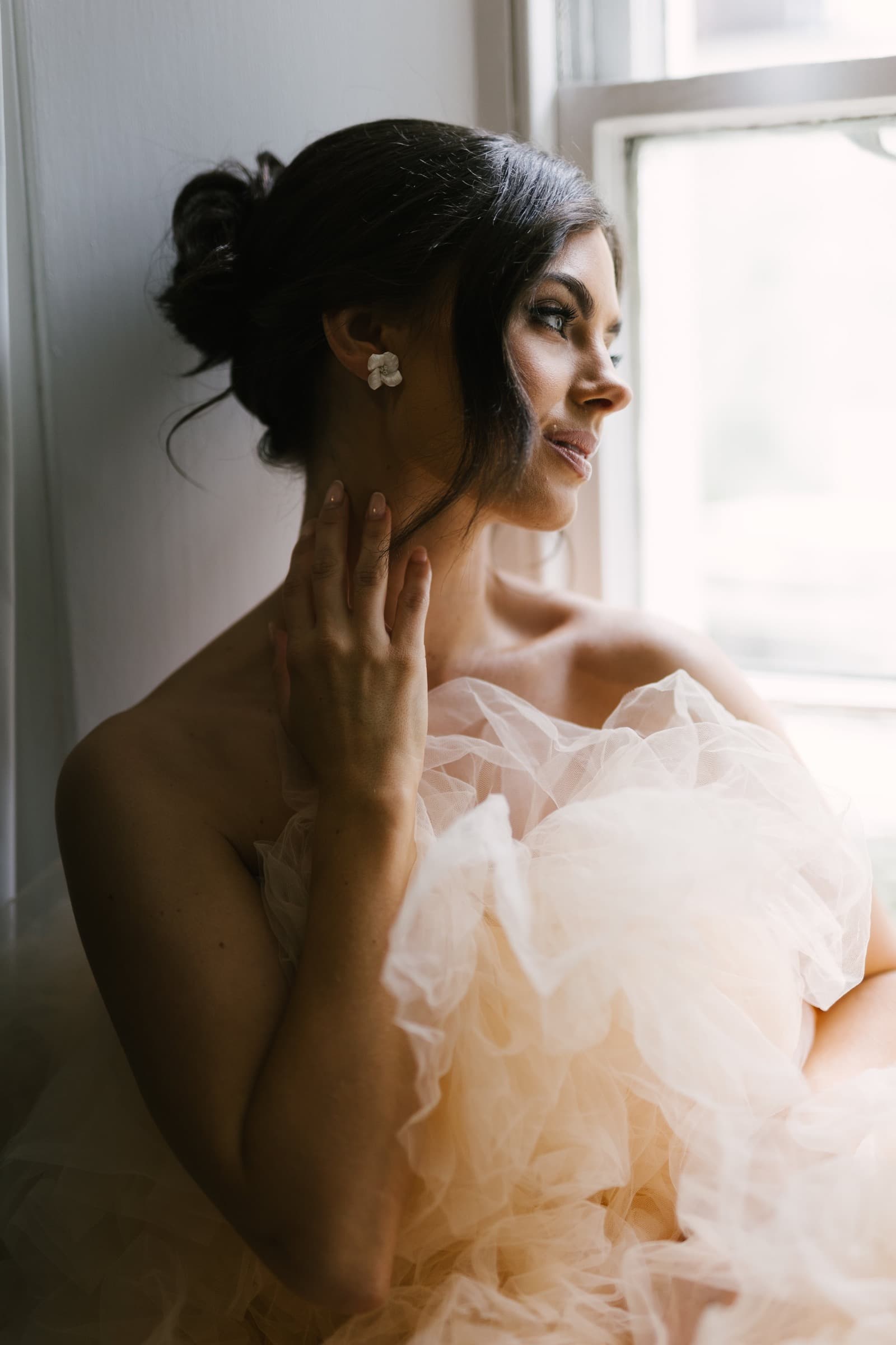 Hochzeitsfotografie Rhein-Main – Brautpaar in elegantem natürlichem Licht, zeitlose Töne