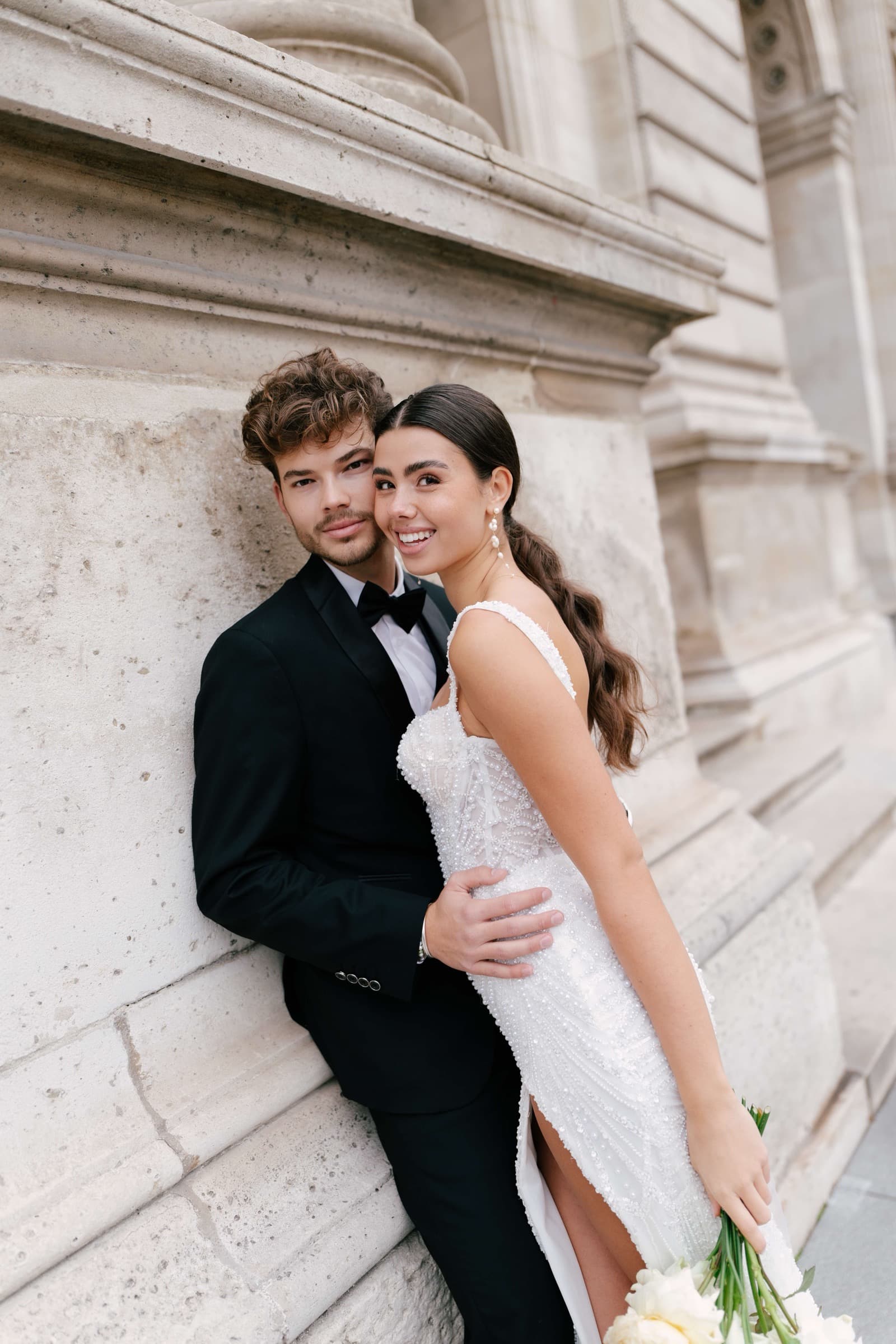 Entspanntes Brautpaar lacht gemeinsam am Hochzeitstag
