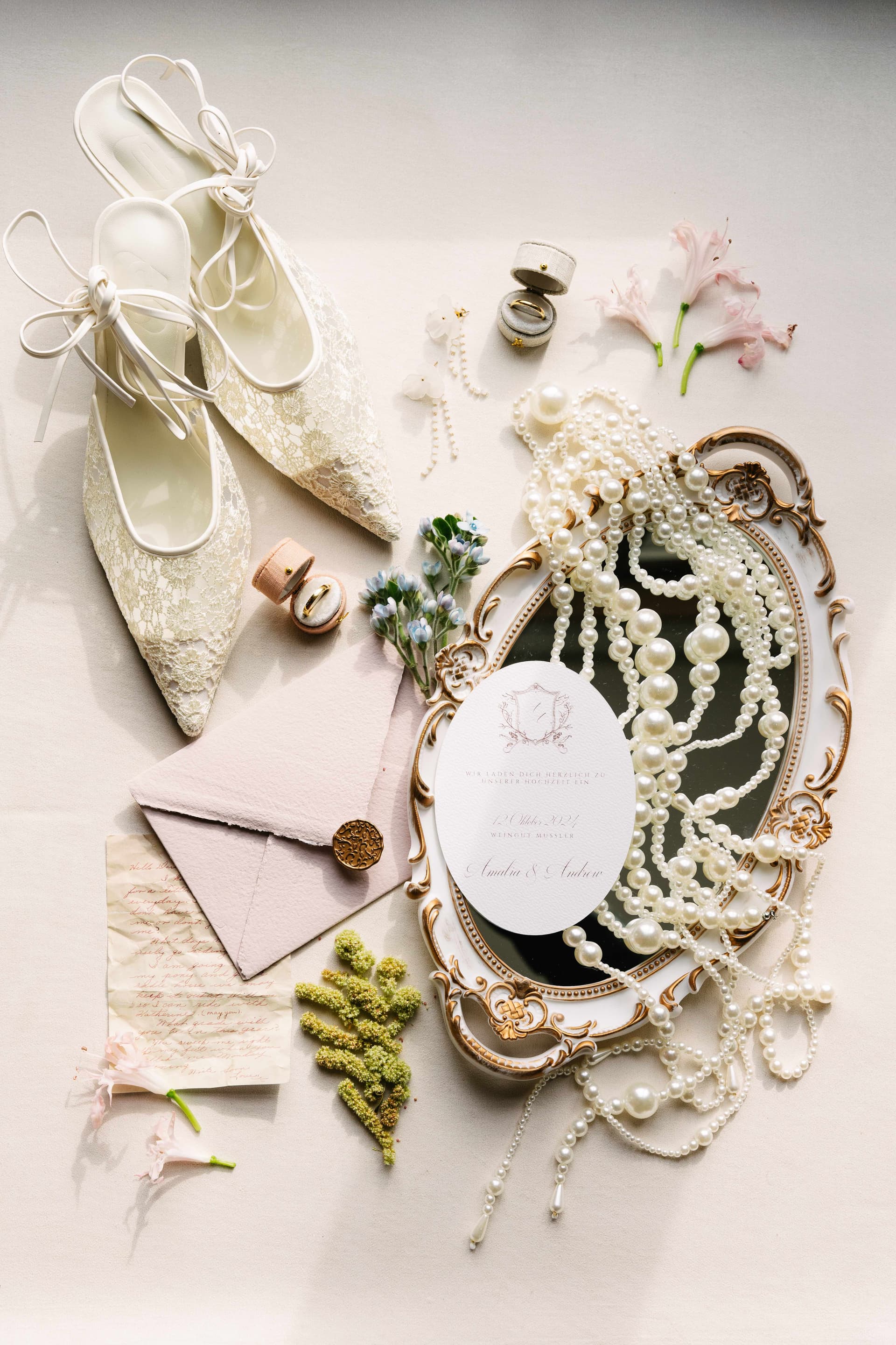 Elegante Hochzeits Flat-Lay mit Ballettschuhen und Details
